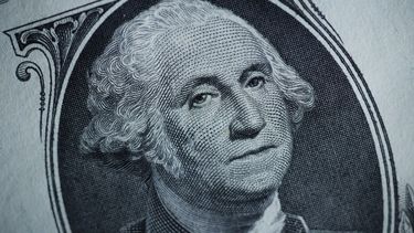 La imagen de George Washington es vista en un billete de a dólar en Marple Township, Pensilvania, el lunes 13 de marzo de 2023. (AP Foto/Matt Slocum)