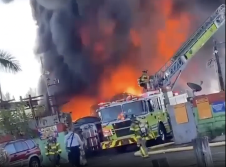 Depósito de carros chatarra se incendia en Opa-locka