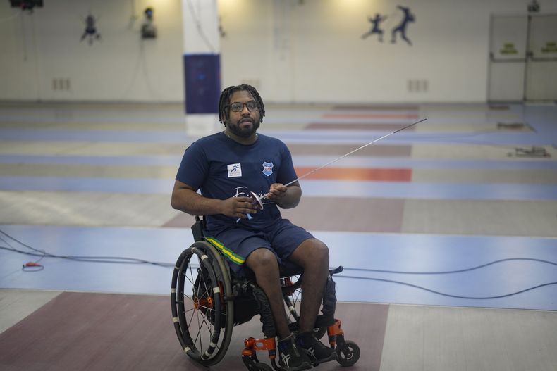 El esgrimista paraolímpico Vanderson Chaves posa para una foto en el gimnasia donde entrena en Porto Alegre, Brasil, el miércoles 8 de mayo de 2024. (AP Foto/Andre Penner)