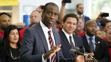 ARCHIVO – El director de salud pública de Florida, el doctor Joseph Ladapo, habla a simpatizantes y miembros de los medios antes de la firma de un proyecto de ley por parte del gobernador Ron DeSantis, el 18 de noviembre de 2021, en Brandon, Florida. (AP Foto/Chris OMeara, Archivo)