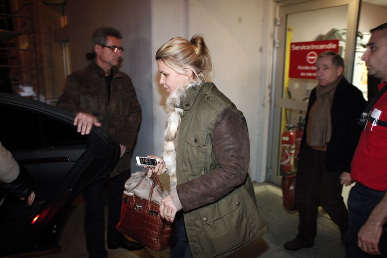 La esposa de Michael Schumacher, Corinna, deja el hospital de Grenoble en los Alpes franceses el jueves 2 de enero del 2014, donde el siete veces campe&oacute;n de F&oacute;rmula Uno recibe tratamiento despu&eacute;s de haber sufrido una lesi&oacute;n en