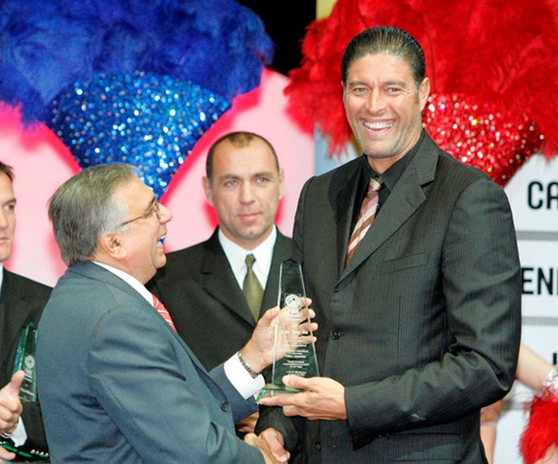 ARCHIVO - José Piculín Ortiz (derecha), miembro del Salón de la Fama del baloncesto recibe un premio durant el sorteo del torneo FIBA Americas en Las Vegas, el 21 de marzo de 2007. (AP Foto/Eric Jamison)