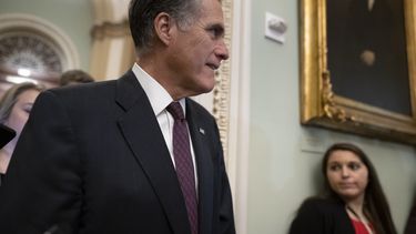 Romney puede afianzar influencia en juicio político de Trump