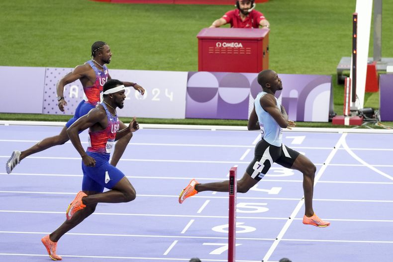 El botsuano Letsile Tebogo cruza la meta para ganar los 200 metros de los Juegos Olímpicos de París, el miércoles 7 de agosto de 2024, en Saint-Denis, Francia. (AP Foto/Natacha Pisarenko)