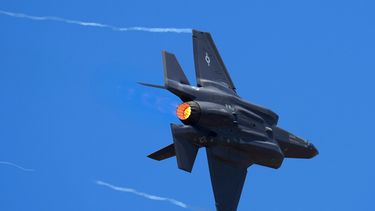 ARCHIVO - Un avión de combate F-35 de la Fuerza Aérea de EEUU realiza maniobras acrobáticas durante el segundo día de la feria Aero India 2023 en la base aérea de Yelahanka, en Bengaluru, India, el 14 de febrero de 2023. (AP Foto/Aijaz Rahi/Archivo)