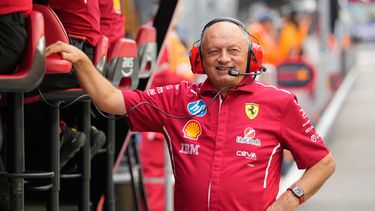 ARCHIVO . Foto del 3 de octubre del 2025, el jefe de Ferrari Fred Vasseur supervisando las operaciones del equipo durante la primera práctica antes del Gran Premio de Singapur. (AP Foto/Vincent Thian, Archivo)
