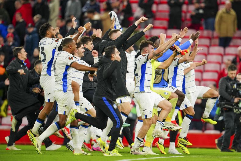 Los jugadores de Atalanta festejan la victoria 3-0 ante Liverpool en los cuartos de final de la Liga Europa, el jueves 11 de abril de 2024. (AP Foto/Jon Super)