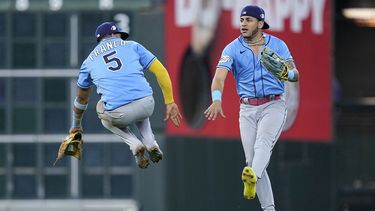 Wander Franco (5), de los Rays de Tampa Bay, y José Siri celebran después del juego de béisbol en contra de los Astros de Houston, el domingo 30 de julio de 2023, en Houston. (AP Foto/Kevin M. Cox)