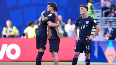 Christian Pulisic abraza a su compañero de la selección de Estados Unidos Max Arfsten mientras Sebastian Berhalter observa tras la derrota ante Bélgica en los octavos de final de la Copa Mundial el lunes 6 de julio del 2026. (AP Foto/Lindsey Wasson)