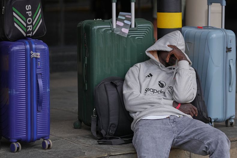 Un pasajero duerme a la espera de su vuelo retrasado, durante una huelga de trabajadores en el Aeropuerto Internacional Jomo Kenyatta de Nairobi, Kenia, el lunes 31 de agosto de 2026. (Foto AP/Brian Inganga)