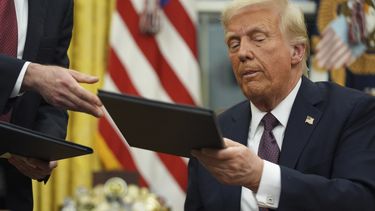 El presidente Donald Trump firma órdenes ejecutivas en la Oficina Oval de la Casa Blanca, el lunes 20 de enero de 2025, en Washington. (AP Foto/Evan Vucci)
