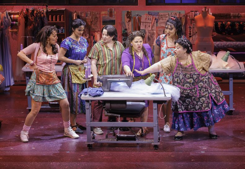 Jennifer Sánchez, de izquierda a derecha, Aline Mayagoitia, Sandra Valls, Florencia Cuenca, Shelby Acosta y Carla Jiménez, durante un ensayo para la producción de Broadway de Real Women Have Curves el viernes 28 de marzo de 2025, en Nueva York. (Foto CJ Rivera/Invision/AP)