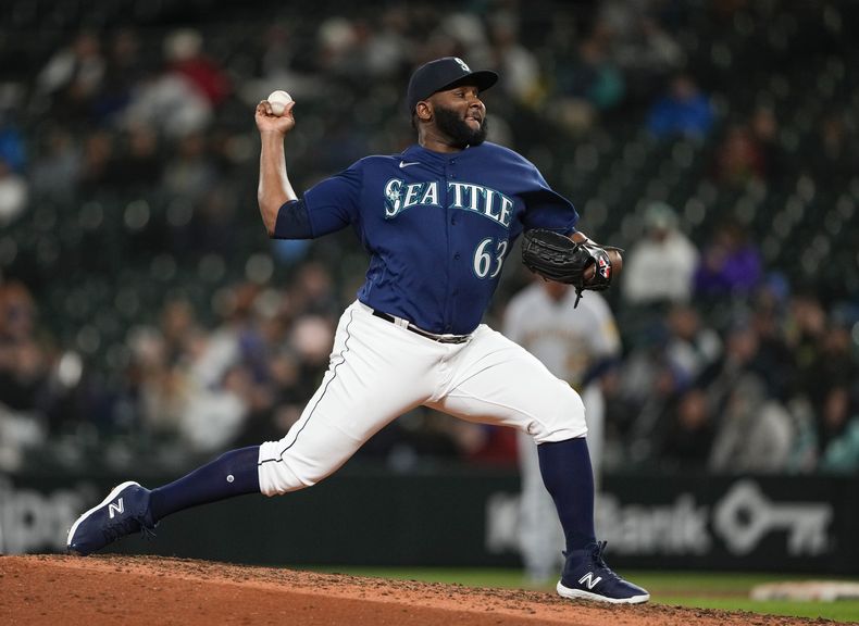 ARCHIVO - El dominicano Diego Castillo, relevista de los Marineros de Seattle, lanza en el juego del 17 de abril de 2023, ante los Cerveceros de Milwaukee (AP Foto/Lindsey Wasson, archivo)