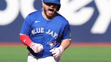Alejandro Kirk de los Azulejos de Toronto tras batear un grand slam ante los Rays de Tampa Bay, el domingo 28 de septiembre de 2025, en Toronto. (Chris Young/The Canadian Press vía AP)