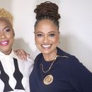 Aunjanue Ellis-Taylor, izquierda, y la directora Ava DuVernay posan para un retrato para promover la película Origin el martes 5 de diciembre de 2023, en Beverly Hills, California. (Foto AP/Damian Dovarganes)