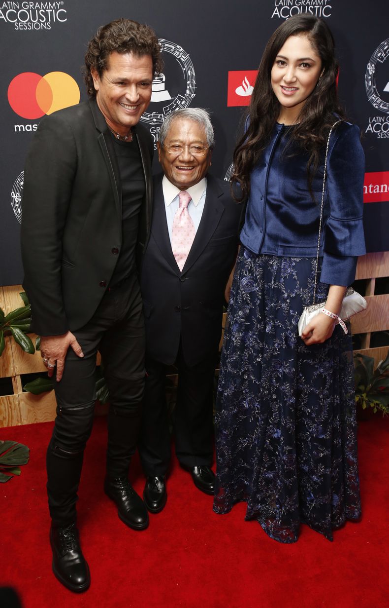 ARCHIVO - El cantante colombiano Carlos Vives, izquierda, posa con el cantautor mexicano Armando Manzanero y su hijastra Mauren Quiroz, en la alfombra roja del concierto acústico Latin Grammy Acoustic Session de la Academia Latina de la Grabación en la Ciudad de México el 28 de septiembre de 2016. Vives, quien es la Persona del Año de la Academia Latina de la Grabación 2024, según anunció la academia el miércoles 22 de mayo de 2024, recordó a Manzanero al ser anunciado su honor. (Foto AP/Rebecca Blackwell, archivo)