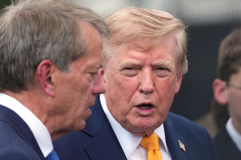El presidente de Estados Unidos, Donald Trump, habla con el gobernador de Nebraska, Jim Pillen, tras un acto de apertura del curso político en la Rosaleda de la Casa Blanca, el 24 de agosto de 2026, en Washington. (AP Foto/Alex Brandon)