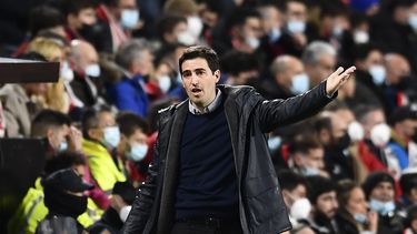 ARCHIVO - Andoni Iraola, técnico del Rayo Vallecano, durante el partido ante el Real Madrid por la Liga española, el 26 de febrero de 2023 en Madrid. Iraola ha sido nombrado como el nuevo técnico del Bournemouth de la Liga Premier inglesa. (AP Foto/José Bretón, archivo)