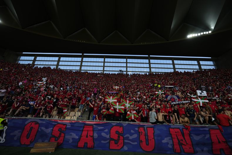 Aficionados del Osasuna previo al inicio de la final de la Copa del Rey contra el Real Madrid, el sábado 6 de mayo de 2023, en Sevilla. (AP Foto/José Bretón)