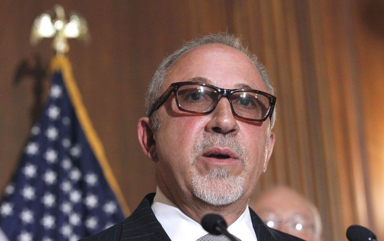 Emilio Estefan, integrante de la Comisi&oacute;n del Museo Nacional del Americano Latino  durante una conferencia de prensa en Washington en una fotograf&iacute;a del 5 de mayo de 2011. Estefan fue nombrado embajador honorario del condado de Miami Dade el
