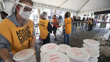 Brasil cede ante la pandemia