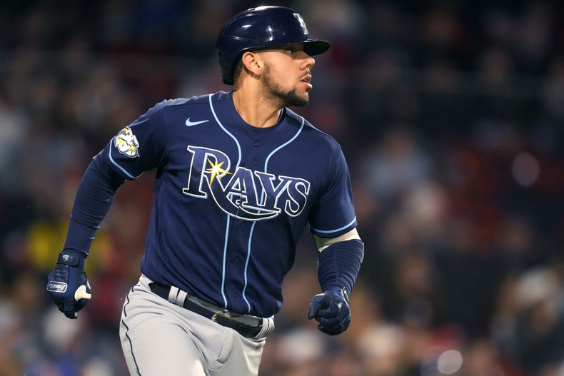 El venezolano René Pinto, de los Rays de Tampa Bay, trota tras conectar un jonrón de dos carreras ante los Medias Rojas de Boston, el martes 26 de septiembre de 2023 (AP Foto/Charles Krupa)
