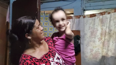 madre cubana y sus tres hijos viven bajo un techo que amenaza con derrumbarse