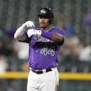 Elehuris Montero, de los Rockies de Colorado, hace un gesto a la banca tras alcanzar la segunda base en el quinto inning del juego de la MLB que enfrentó a su equipo con los Padres de San Diego, el 31 de julio de 2023, en Denver. (AP Foto/David Zalubowski)