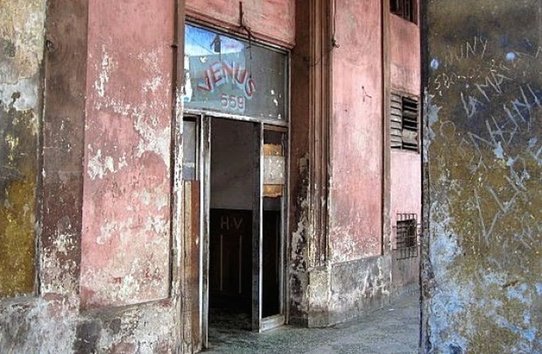Todo cubano mayor de 40 años recuerda aquellos hotelitos más o menos precarios a los que acudían las parejas. Hoy son cuarterías o refugios para damnificados de huracanes.