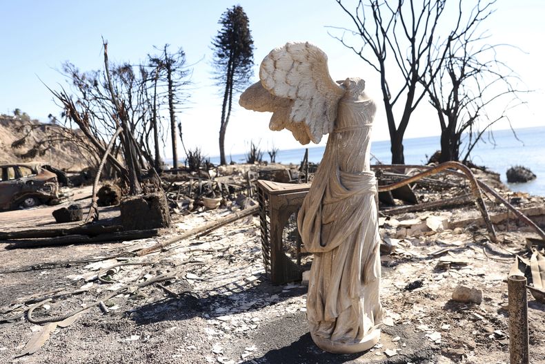 Una escultura es todo lo que queda en una casa quemada después del incendio Palisades a lo largo de la Pacific Coast Highway en Malibú, California, el domingo 12 de enero de 2025. (Scott Strazzante/San Francisco Chronicle vía AP)