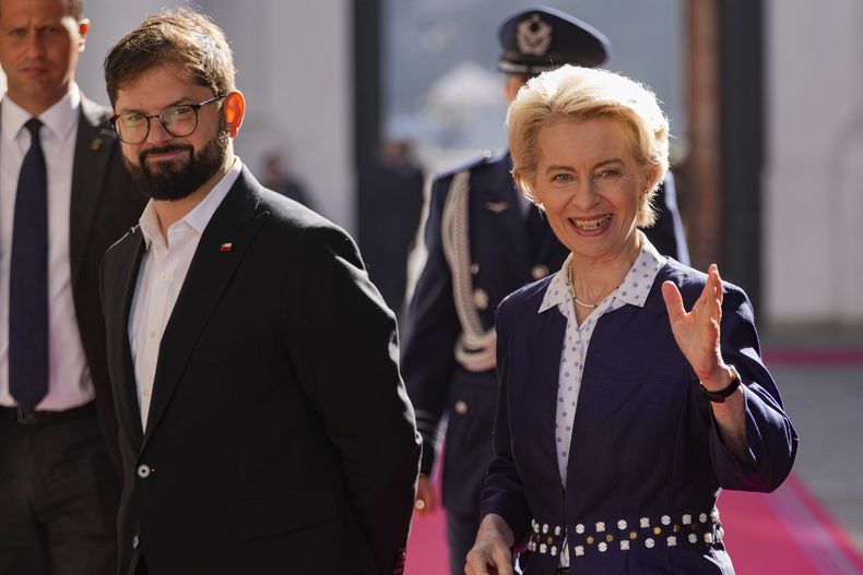 La presidenta de la Comisión Europea, Úrsula Von Der Leyen, saluda junto al presidente chileno Gabriel Boric a su llegada al palacio presidencial de La Moneda en Santiago de Chile, el miércoles 14 de junio de 2023. (AP Foto/Esteban Felix)