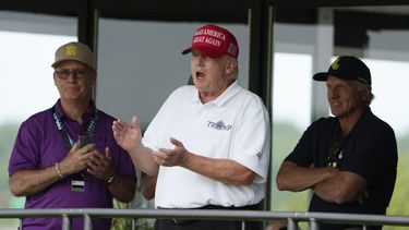 El expresidente Donald Trump, Greg Norman, director general de LIV Golf, a la derecha, y Paul Myler, jefe adjunto de la misión de la embajada australiana en Washington, a la izquierda, presencian la segunda ronda del torneo LIV Golf, en el Club de Golf Trump National, en Sterling, Virginia, el 27 de mayo de 2023. (AP Foto/Alex Brandon)