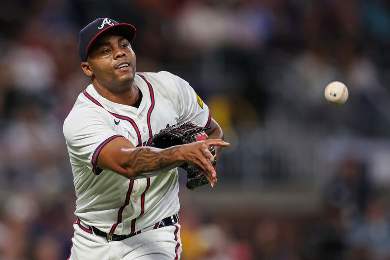 ARCHIVO - El cubano Raisel Iglesias, lanzador de los Bravos de Atlanta, lanza a primera base en el juego del 6 de agosto de 2025, ante los Cerveceros de Milwaukee (AP Foto/Colin Hubbard, archivo)