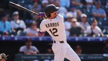 Kyle Karros, de los Rockies de Colorado, sigue la trayectoria de su jonrón de tres carreras ante el lanzador relevista de los Gigantes de San Francisco, Dylan Smith, en la octava entrada de un partido de béisbol, el domingo 5 de julio de 2026, en Denver. (Foto AP/David Zalubowski)