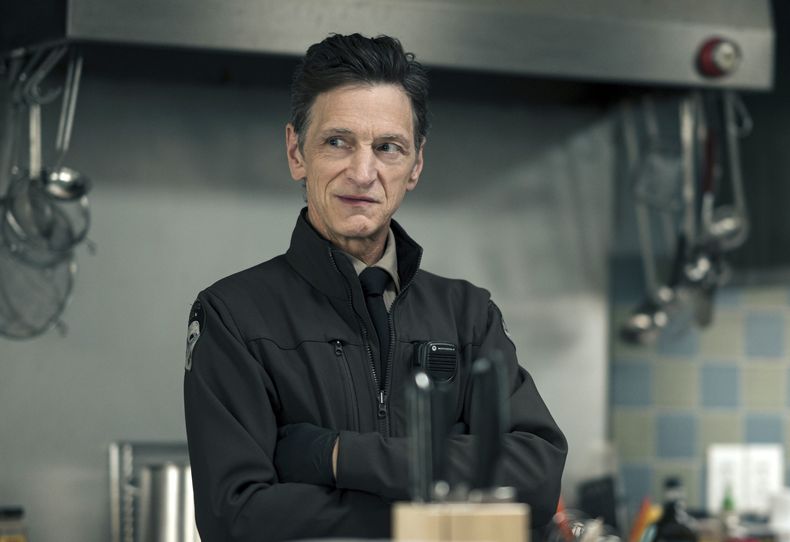 En esta imagen proporcionada por HBO, John Hawkes en una escena de True Detective: Night Country. (HBO vía AP)