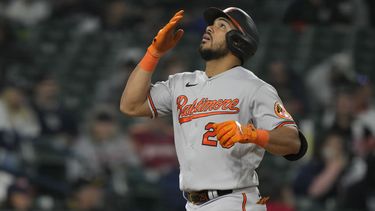 El bateador designado de los Orioles de Baltimore, el venezolano Anthony Santander, celebra su jonrón de dos carreras en la séptima entrada del partido ante los Tigres de Detroit, el jueves 27 de abril de 2023, en Detroit. (AP Foto/Carlos Osorio)