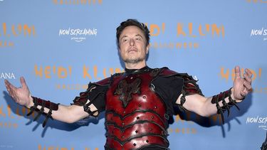 elon musk luce disfraz en fiesta de halloween en nueva york