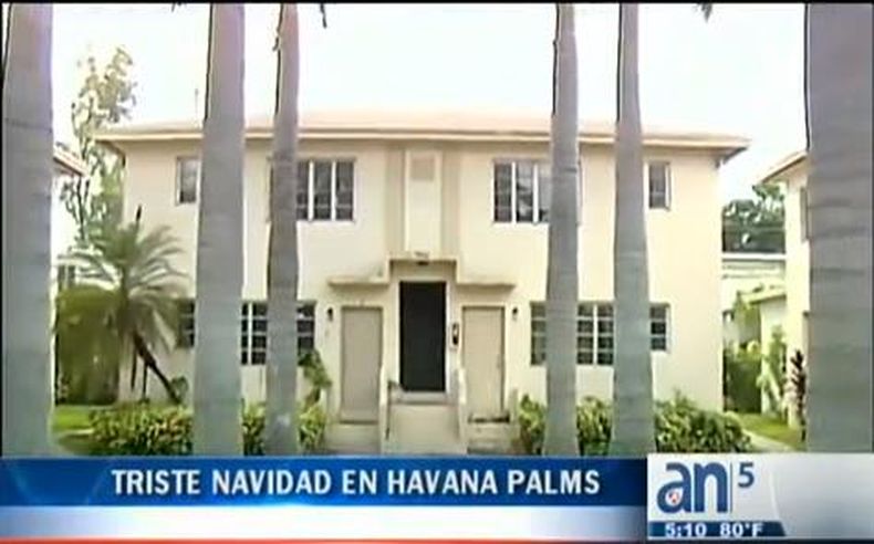 Vecinos de un condominio en la Pequeña Habana esperan el momento en que su residencia sea demolida.