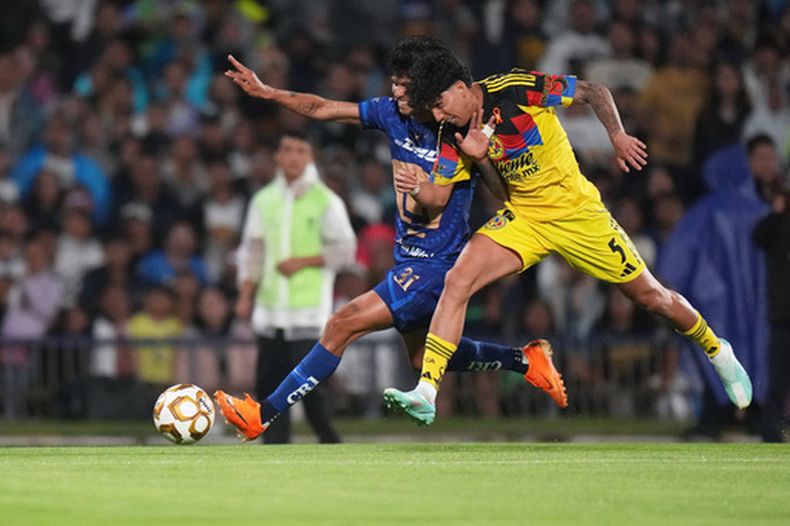 Robert Morales, izquierda, de Pumas, y Kevin Álvarez (5) del América, disputan un balón durante el partido de vuelta de los cuartos de final de la liguilla de la Liga MX, el domingo 10 de mayo de 2026, en Ciudad de México. (AP Foto/Eduardo Verdugo)