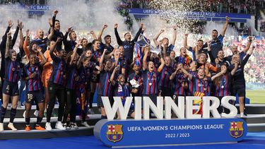 La capitana del Barcelona Alexia Putellas levanta el trofeo tras ganar la final de la Liga de Campeones al vencer al Wolfsburg por 3-2 en el Estadio del PSV el sábado 3 de junio del 2023. (AP Foto/Martin Meissner)