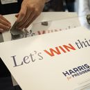 Carteles de la campaña de la vicepresidenta Kamala Harris pegados en un podio durante un evento de campaña el jueves 25 de julio de 2024 en Filadelfia. (Foto AP/Joe Lamberti)