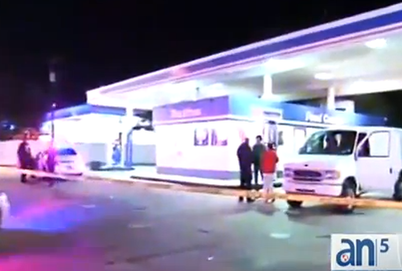 Una mujer fue golpeada con una escopeta esta madrugada durante un robo a mano armada en una estacion de gasolina del noroeste de Miami.