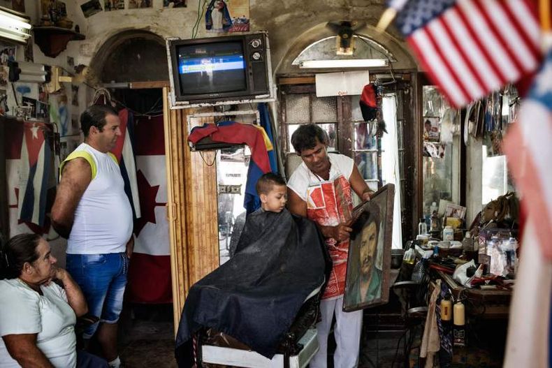 Un pequeño niño se hace un corte de cabello en Regla, un barrio de La Habana