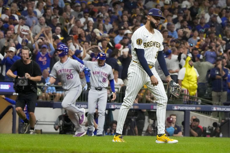 Devin Williams, relevista de los Cerveceros de Milwaukee, se lamenta tras permitir un jonrón de pete Alonso, de los Mets de Nueva York, en el tercer juego de la serie de comodines de la Liga Nacional, el jueves 3 de octubre de 2024 (AP Foto/Morry Gash)