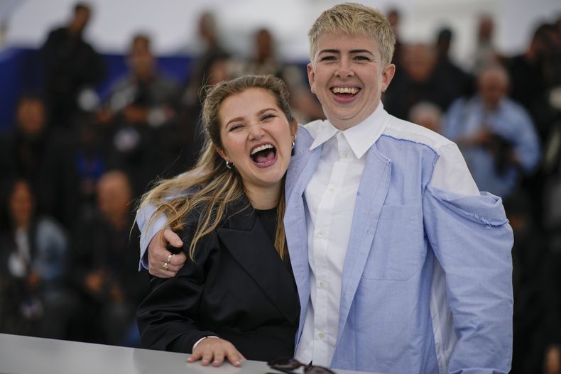 Mia Mckenna-Bruce, izquierda, y la directora Molly Manning Walker posan para retratos en la sesión de How To Have Sex en la 76a edición del Festival de Cine de Cannes, en el sur de francia el 19 de mayo de 2023. (Foto AP/Daniel Cole)