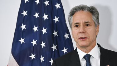 El secretario de Estado estadounidense Antony Blinken observa mientras recibe la Real Orden de la Estrella Polar antes del inicio de la 31ª cumbre ministerial de la Organización para la Seguridad y la Cooperación en Europa (OSCE), en TaQali, Malta, jueves 5 de diciembre de 2024. (Alberto Pizzoli/Pool Photo via AP)