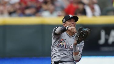 los marlins se imponen 5-4 a los maltrechos rojos