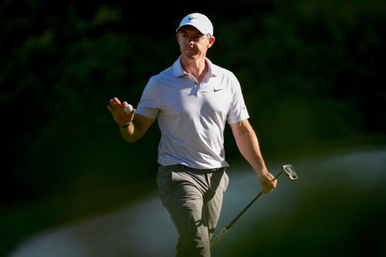 El norirlandés Rory McIlroy agradece luego de realizar su putt hacia el hoyo 13 en la segunda ronda del Masters de Augusta, Georgia, el viernes 10 de abril de 2026 (AP Foto/Matt Slocum)