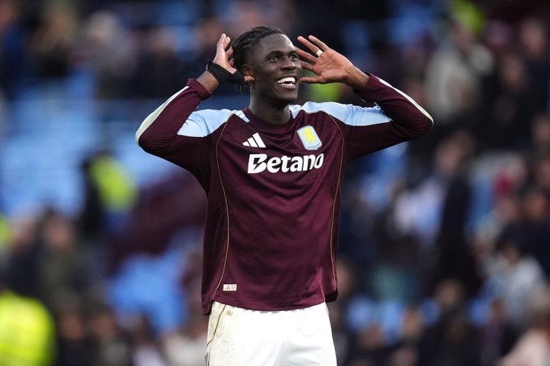 Amadou Onana del Aston Villa celebra frente a sus aficionados la victoria ante el Manchester City en la Liga Premier el domingo 26 de octubre del 2025. (Mike Egerton/PA via AP)