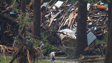 Funcionarios revisan las orillas del río Guadalupe tras una inundación en la zona el sábado 5 de julio de 2025, en Hunt, Texas. (AP Foto/Julio Cortez)